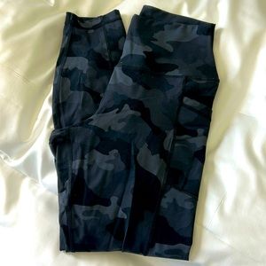 90° by reflex leggings.Gray camouflage. Sz medium.Preowned. Very good condition.